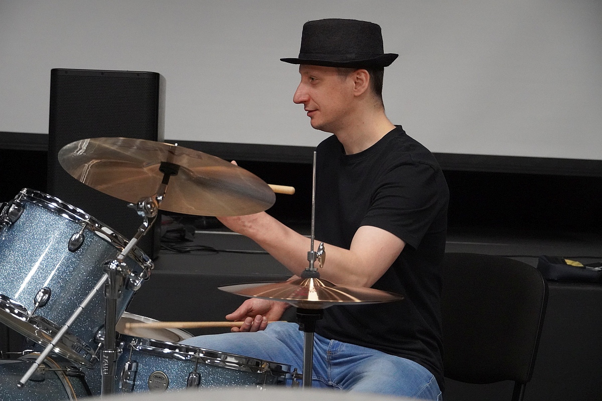 Muzyka łączy pokolenia. Perkusja i klawisze dla najmłodszych [20.11.2023] - zdjęcie #8 - eOstroleka.pl