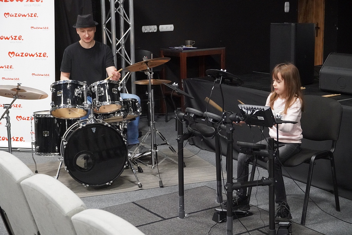 Muzyka łączy pokolenia. Perkusja i klawisze dla najmłodszych [20.11.2023] - zdjęcie #7 - eOstroleka.pl