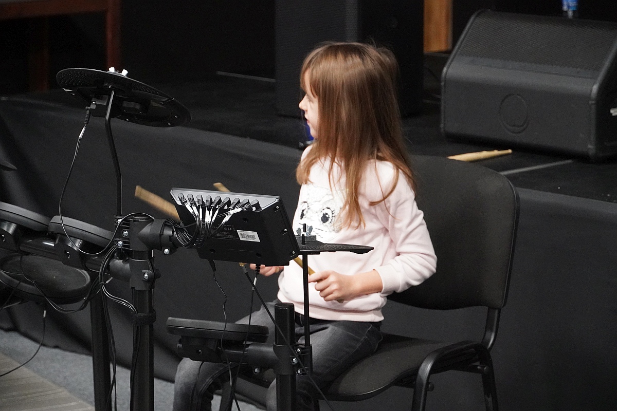 Muzyka łączy pokolenia. Perkusja i klawisze dla najmłodszych [20.11.2023] - zdjęcie #5 - eOstroleka.pl