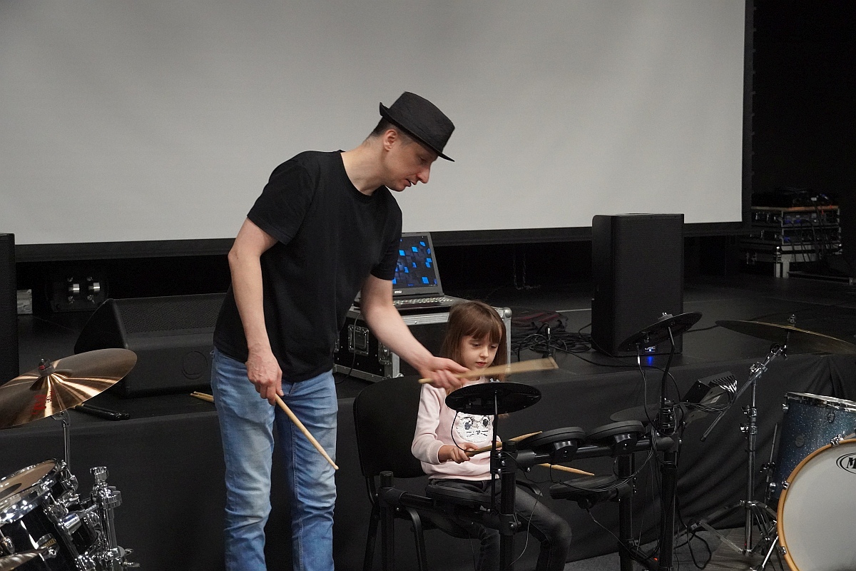 Muzyka łączy pokolenia. Perkusja i klawisze dla najmłodszych [20.11.2023] - zdjęcie #20 - eOstroleka.pl