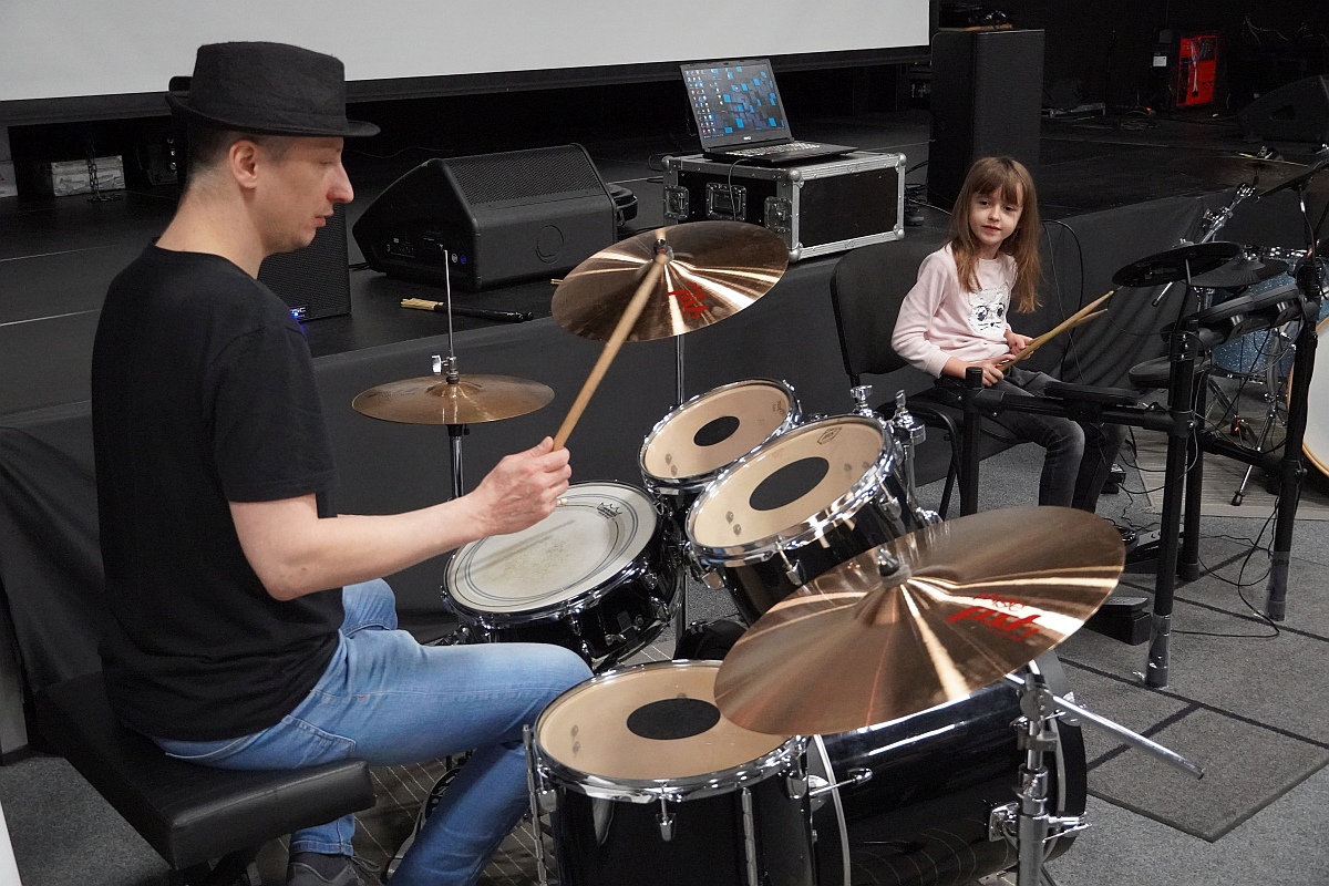 Muzyka łączy pokolenia. Perkusja i klawisze dla najmłodszych [20.11.2023] - zdjęcie #3 - eOstroleka.pl