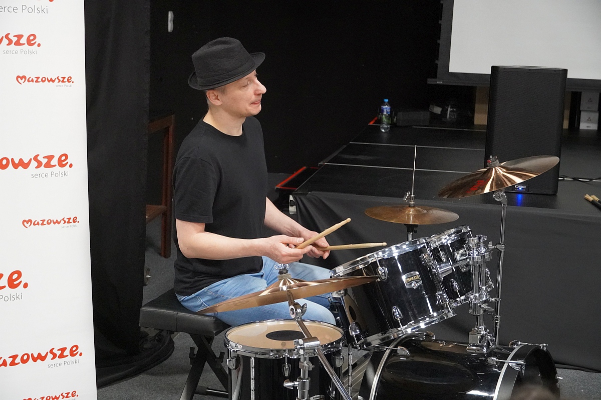 Muzyka łączy pokolenia. Perkusja i klawisze dla najmłodszych [20.11.2023] - zdjęcie #2 - eOstroleka.pl