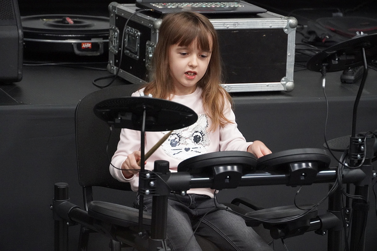 Muzyka łączy pokolenia. Perkusja i klawisze dla najmłodszych [20.11.2023] - zdjęcie #1 - eOstroleka.pl