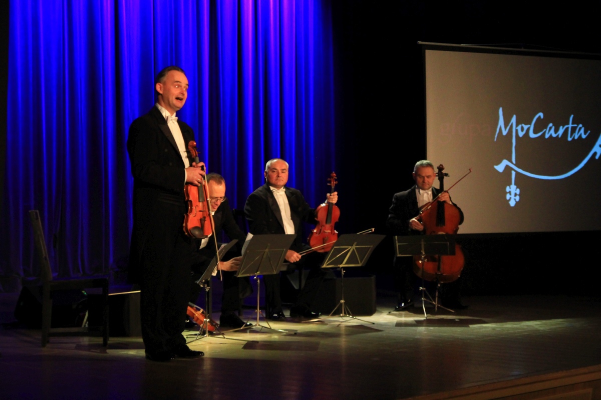 Grupa MoCarta z humorem i muzyką w Ostrołęce [20.11.2023] - zdjęcie #36 - eOstroleka.pl