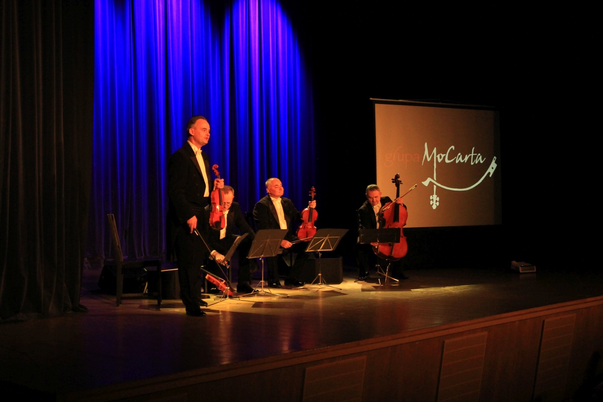 Grupa MoCarta z humorem i muzyką w Ostrołęce [20.11.2023] - zdjęcie #35 - eOstroleka.pl