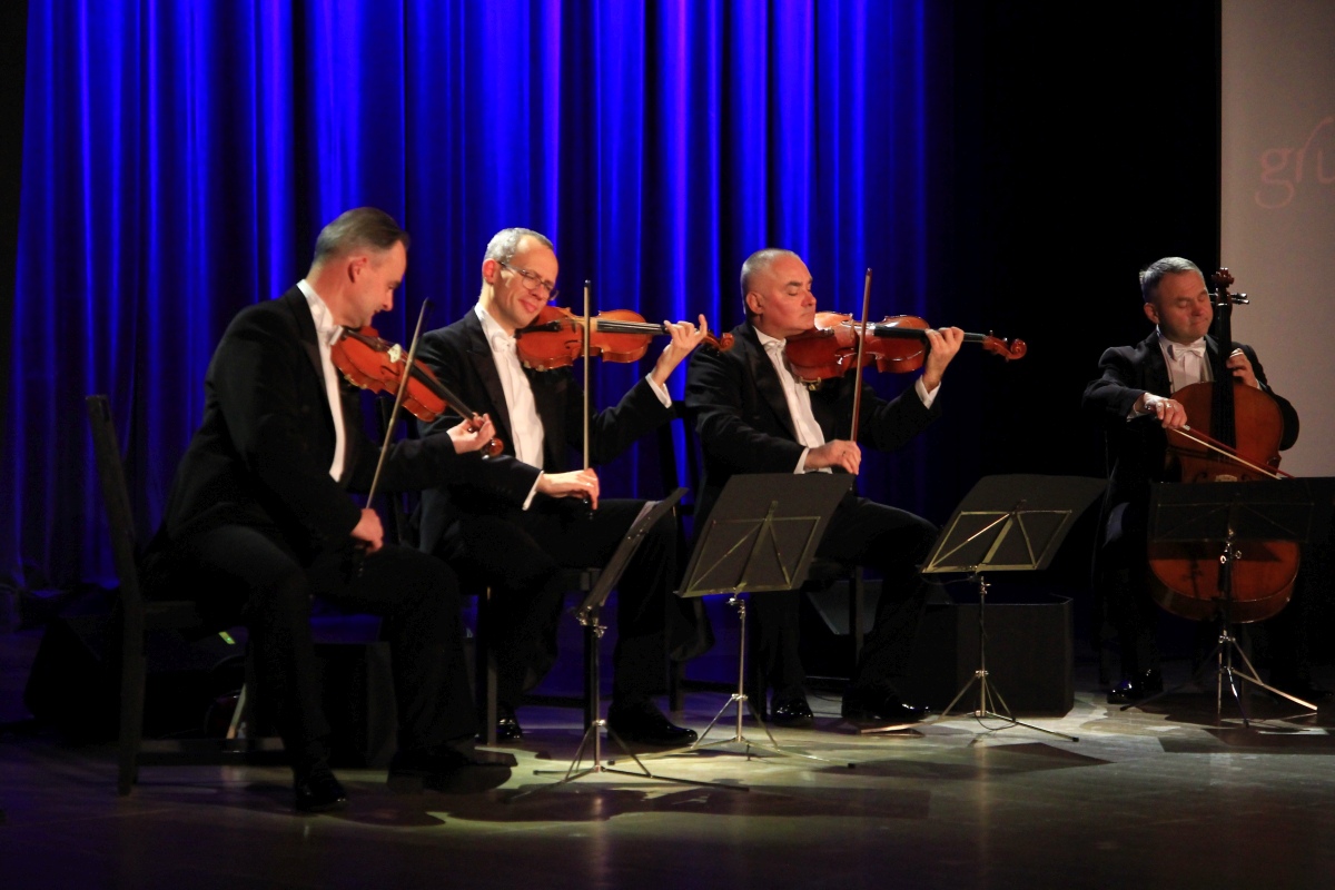 Grupa MoCarta z humorem i muzyką w Ostrołęce [20.11.2023] - zdjęcie #34 - eOstroleka.pl