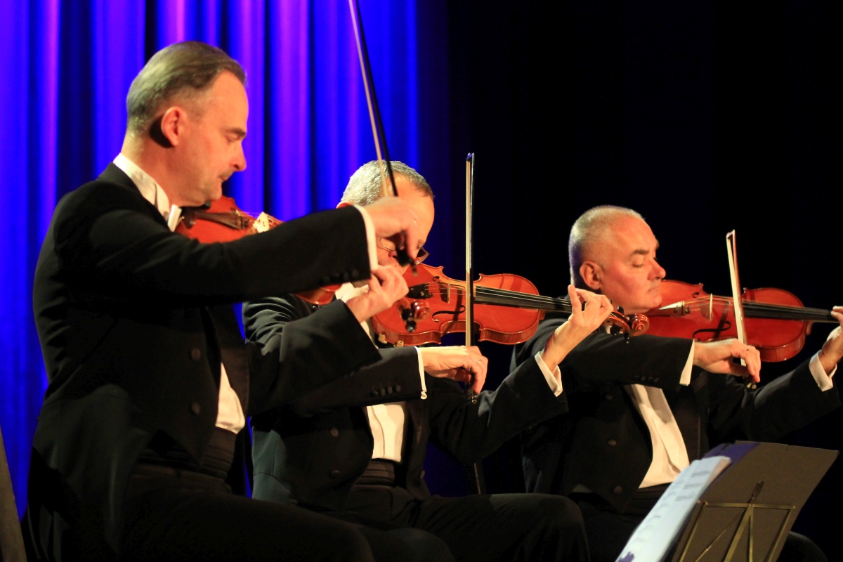 Grupa MoCarta z humorem i muzyką w Ostrołęce [20.11.2023] - zdjęcie #33 - eOstroleka.pl