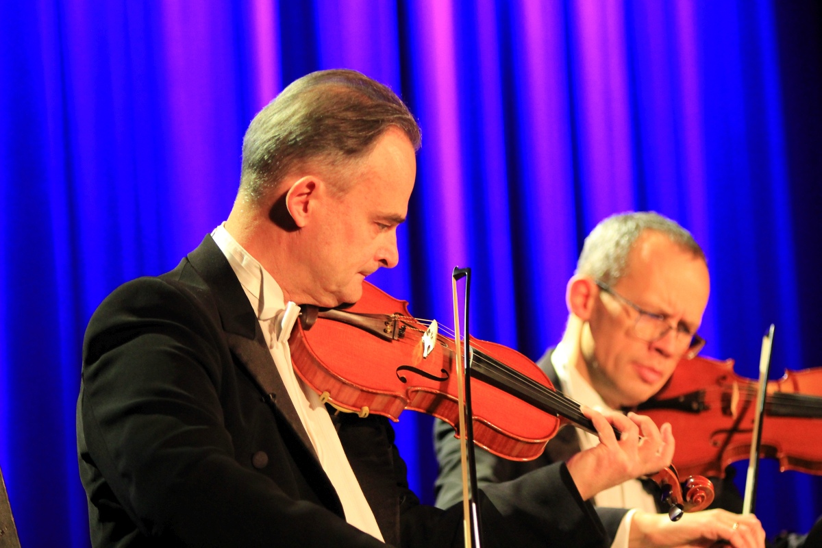 Grupa MoCarta z humorem i muzyką w Ostrołęce [20.11.2023] - zdjęcie #32 - eOstroleka.pl