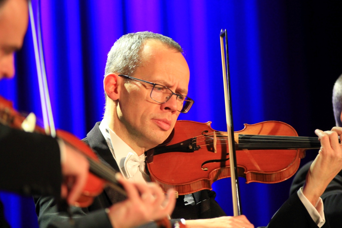 Grupa MoCarta z humorem i muzyką w Ostrołęce [20.11.2023] - zdjęcie #31 - eOstroleka.pl