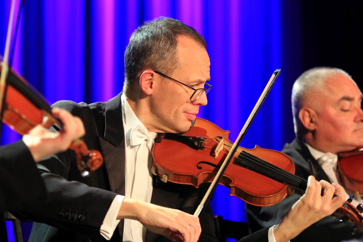 Grupa MoCarta z humorem i muzyką w Ostrołęce [20.11.2023] - zdjęcie #27 - eOstroleka.pl