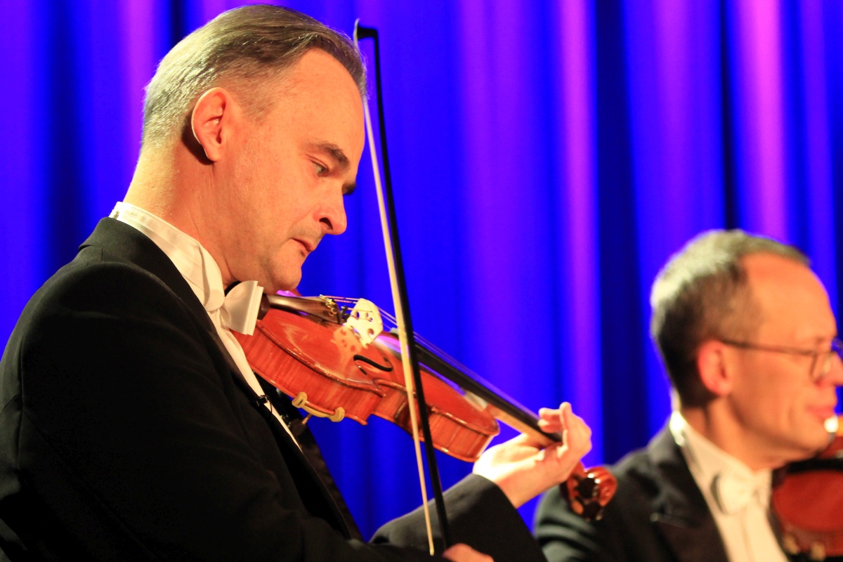 Grupa MoCarta z humorem i muzyką w Ostrołęce [20.11.2023] - zdjęcie #25 - eOstroleka.pl