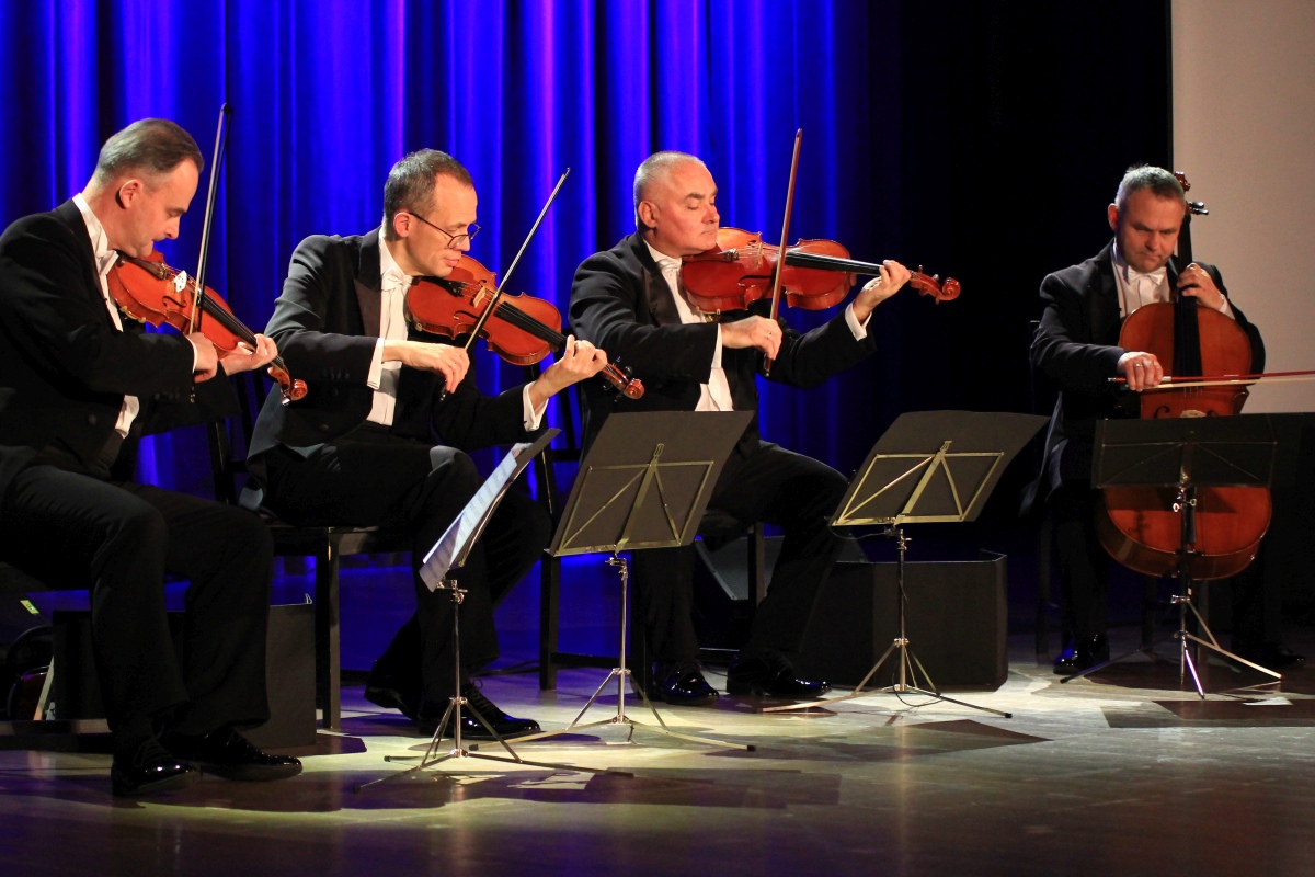 Grupa MoCarta z humorem i muzyką w Ostrołęce [20.11.2023] - zdjęcie #24 - eOstroleka.pl