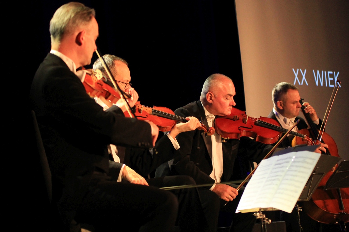 Grupa MoCarta z humorem i muzyką w Ostrołęce [20.11.2023] - zdjęcie #20 - eOstroleka.pl