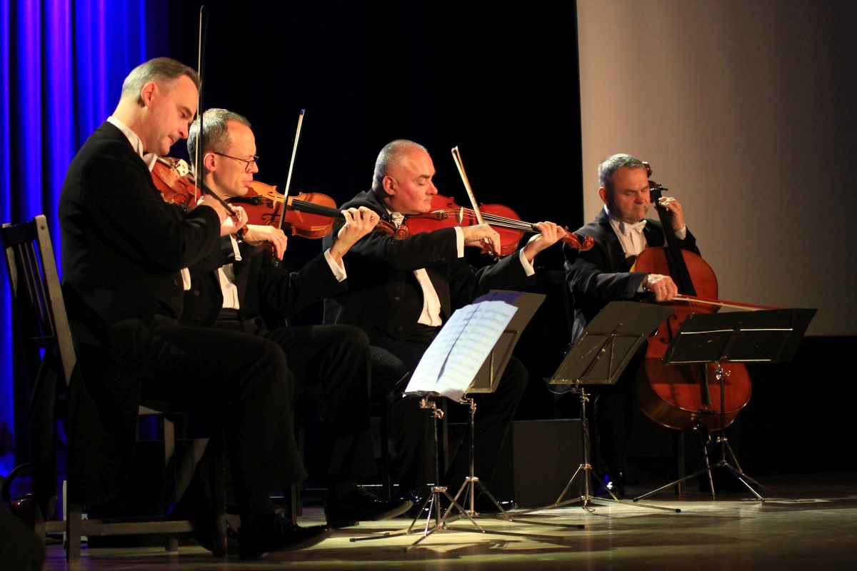 Grupa MoCarta z humorem i muzyką w Ostrołęce [20.11.2023] - zdjęcie #17 - eOstroleka.pl