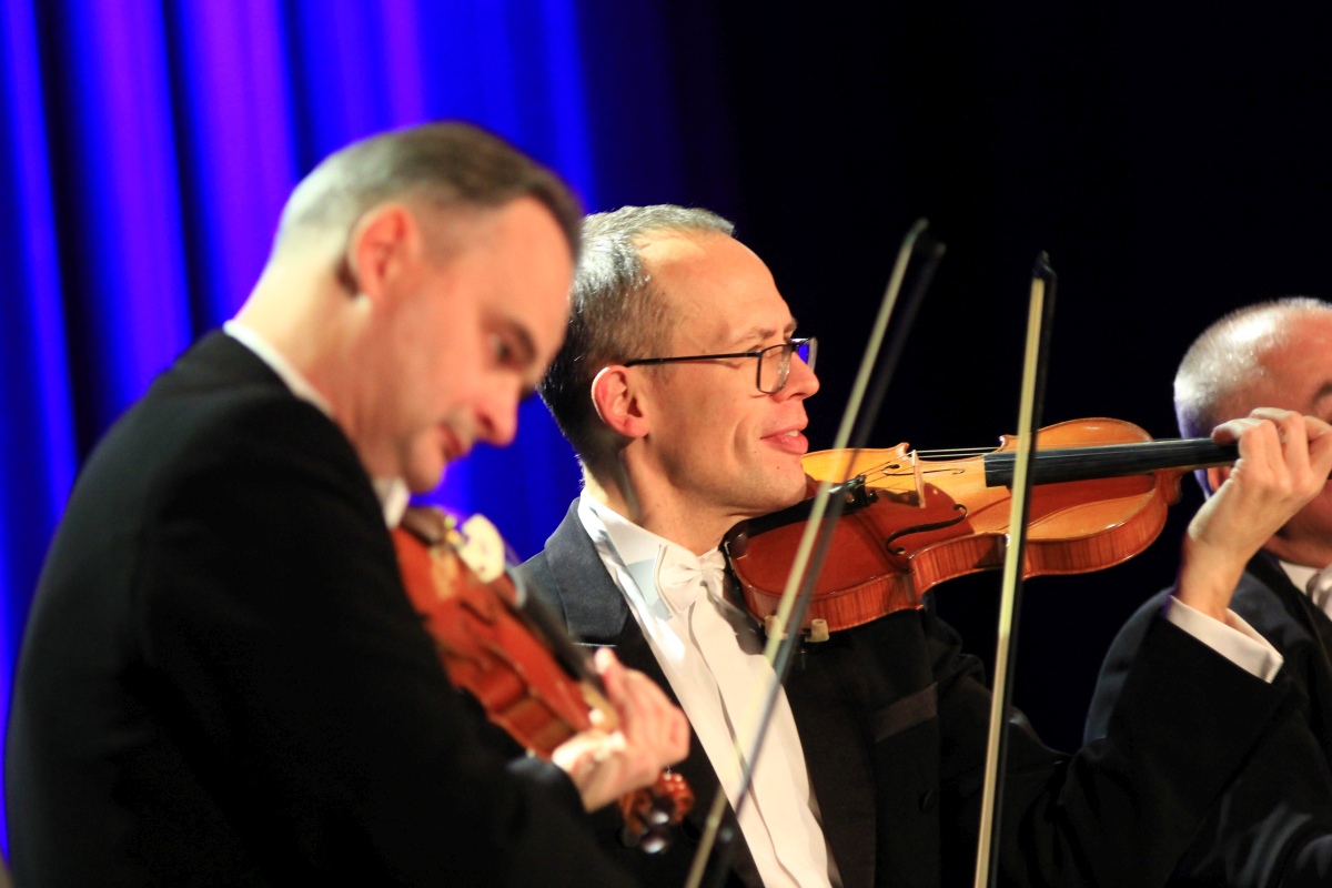 Grupa MoCarta z humorem i muzyką w Ostrołęce [20.11.2023] - zdjęcie #16 - eOstroleka.pl