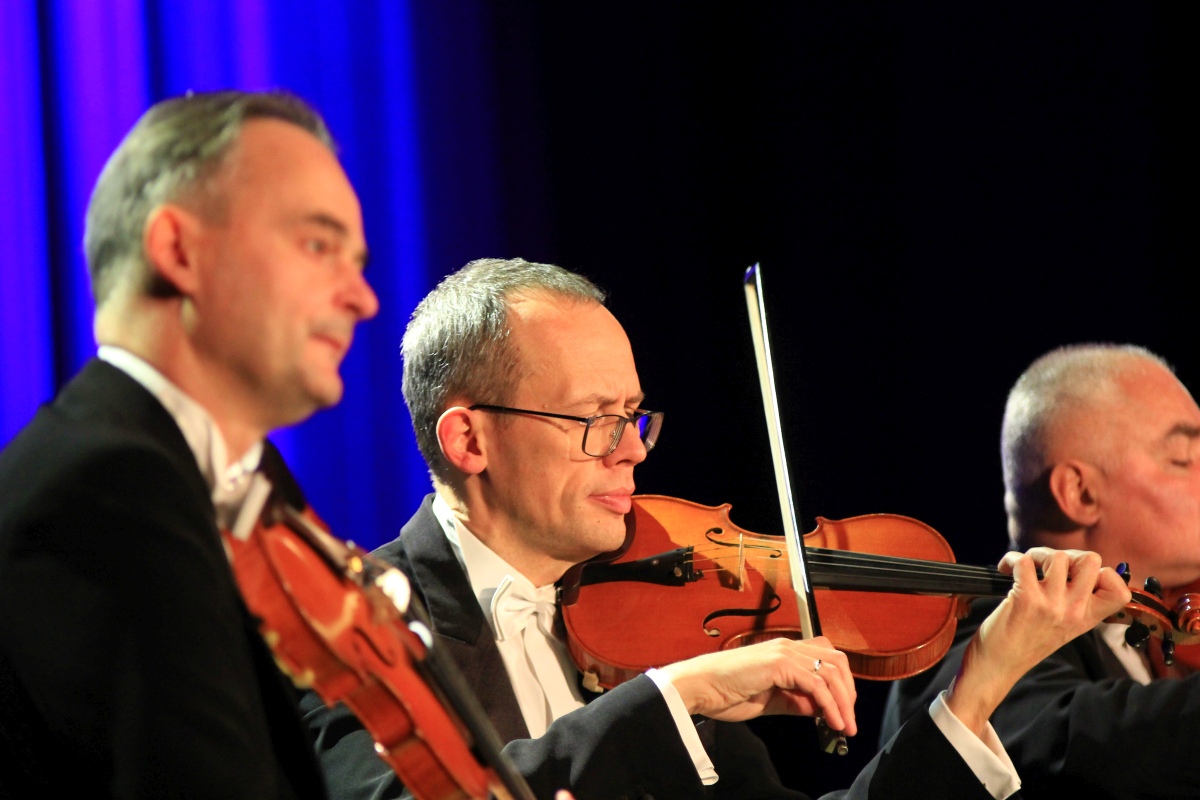 Grupa MoCarta z humorem i muzyką w Ostrołęce [20.11.2023] - zdjęcie #13 - eOstroleka.pl