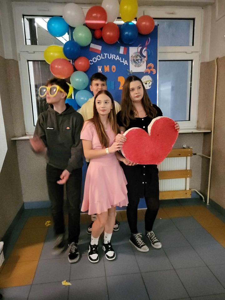 Cooltularia - Międzykulturowy wieczór z muzyka i kuchnią świata w Szkole Pozdstawowej nr 2 w Ostrołęce [21.11.2023] - zdjęcie #24 - eOstroleka.pl