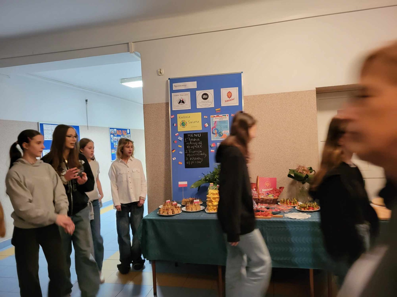 Cooltularia - Międzykulturowy wieczór z muzyka i kuchnią świata w Szkole Pozdstawowej nr 2 w Ostrołęce [21.11.2023] - zdjęcie #7 - eOstroleka.pl