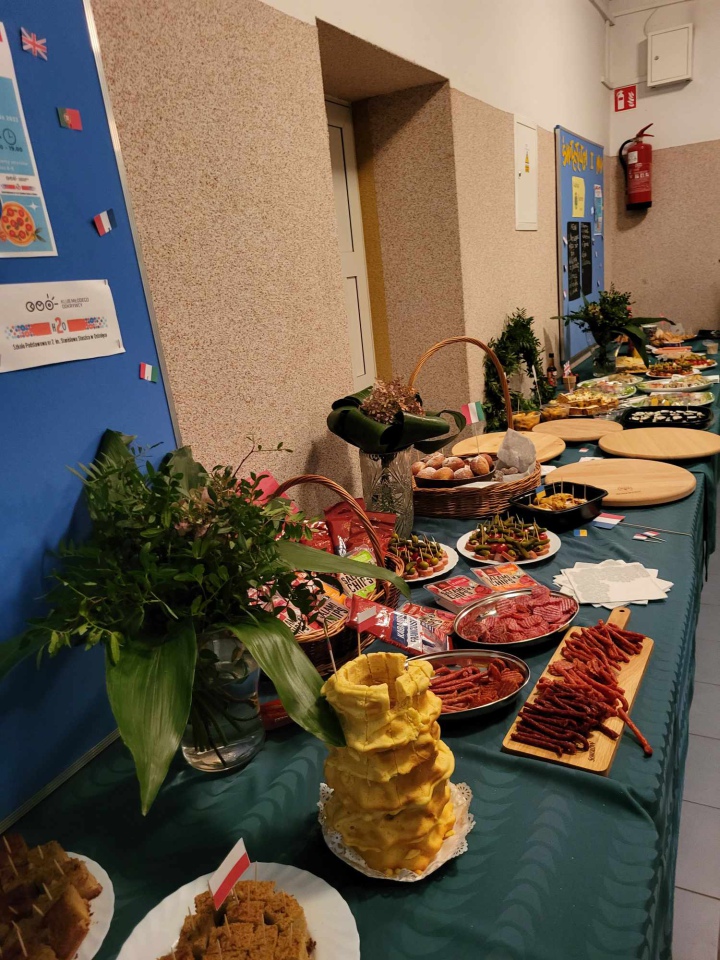 Cooltularia - Międzykulturowy wieczór z muzyka i kuchnią świata w Szkole Pozdstawowej nr 2 w Ostrołęce [21.11.2023] - zdjęcie #2 - eOstroleka.pl