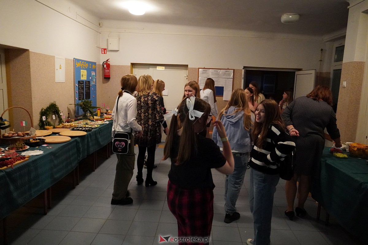 Cooltularia - Międzykulturowy wieczór z muzyka i kuchnią świata w Szkole Pozdstawowej nr 2 w Ostrołęce [21.11.2023] - zdjęcie #43 - eOstroleka.pl