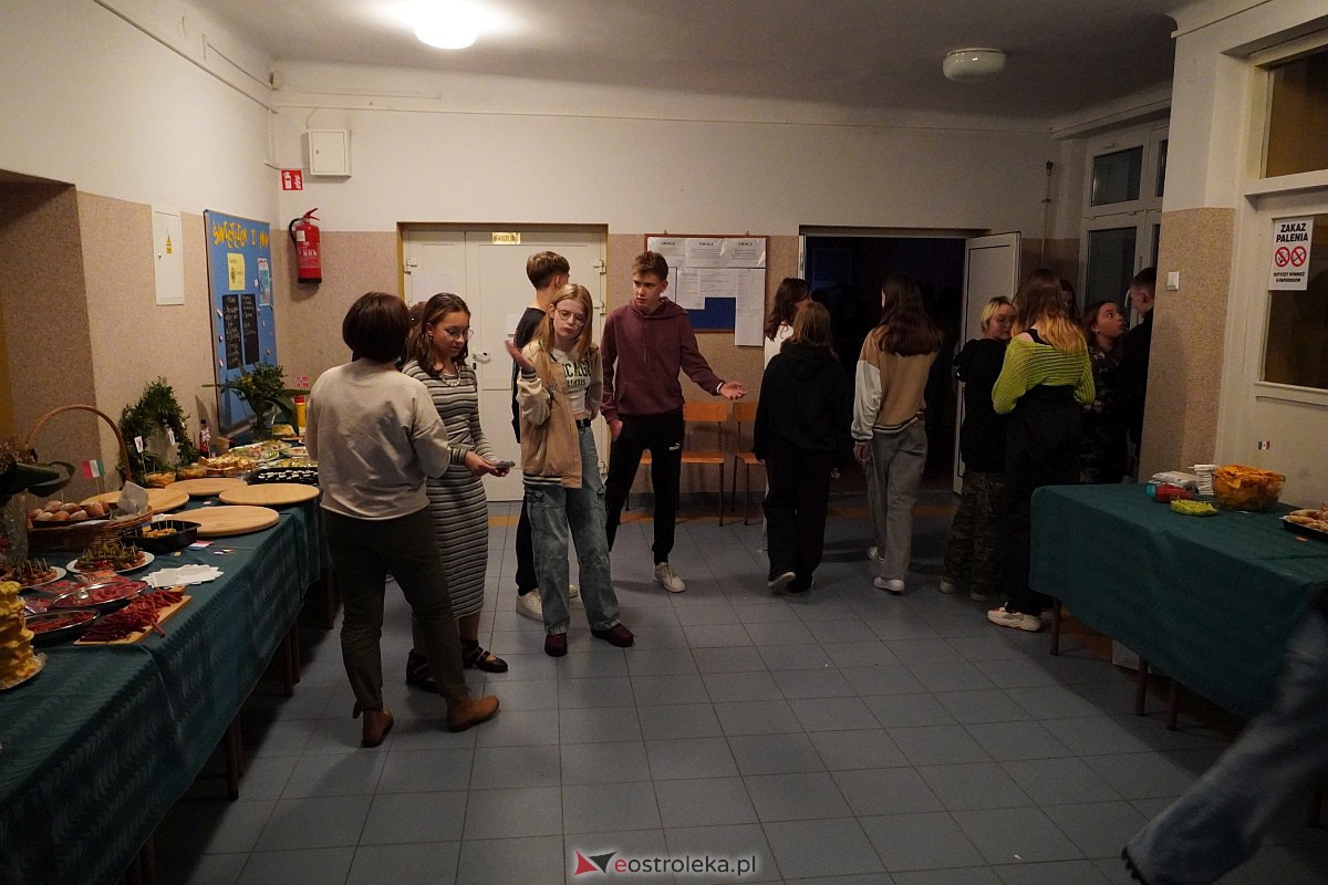 Cooltularia - Międzykulturowy wieczór z muzyka i kuchnią świata w Szkole Pozdstawowej nr 2 w Ostrołęce [21.11.2023] - zdjęcie #42 - eOstroleka.pl