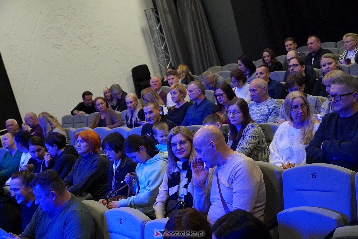 Koncert Wojtka Cugowskiego w Multimedialnym Centrum Natura [21.11.2023] - zdjęcie #38 - eOstroleka.pl