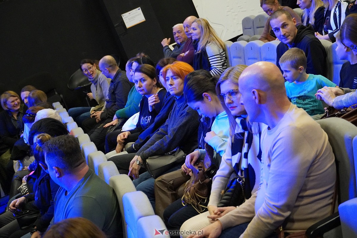 Koncert Wojtka Cugowskiego w Multimedialnym Centrum Natura [21.11.2023] - zdjęcie #36 - eOstroleka.pl