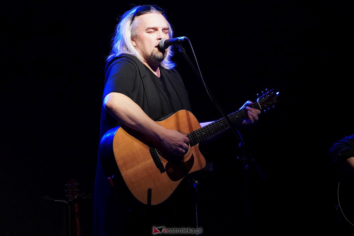 Koncert Wojtka Cugowskiego w Multimedialnym Centrum Natura [21.11.2023] - zdjęcie #30 - eOstroleka.pl