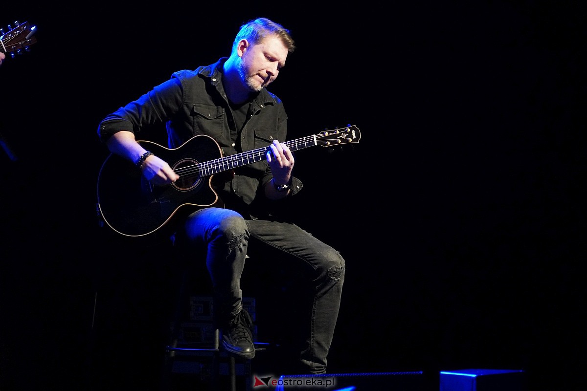 Koncert Wojtka Cugowskiego w Multimedialnym Centrum Natura [21.11.2023] - zdjęcie #25 - eOstroleka.pl