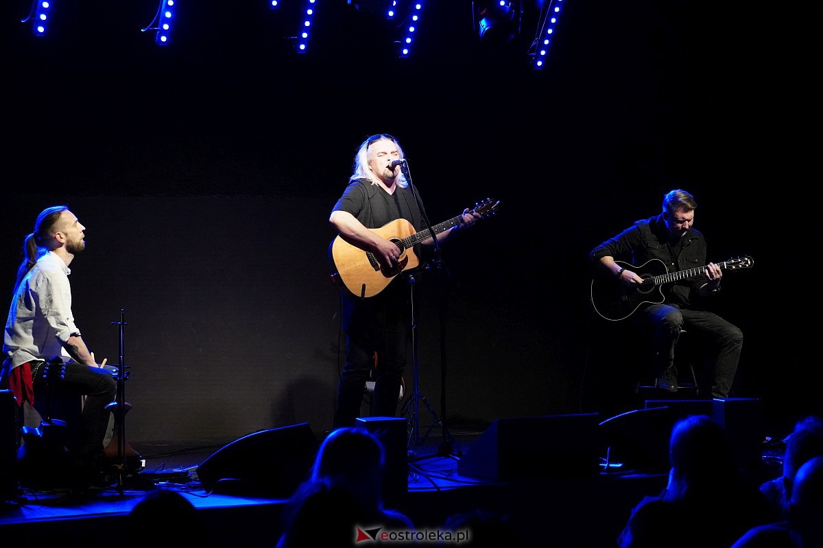 Koncert Wojtka Cugowskiego w Multimedialnym Centrum Natura [21.11.2023] - zdjęcie #21 - eOstroleka.pl