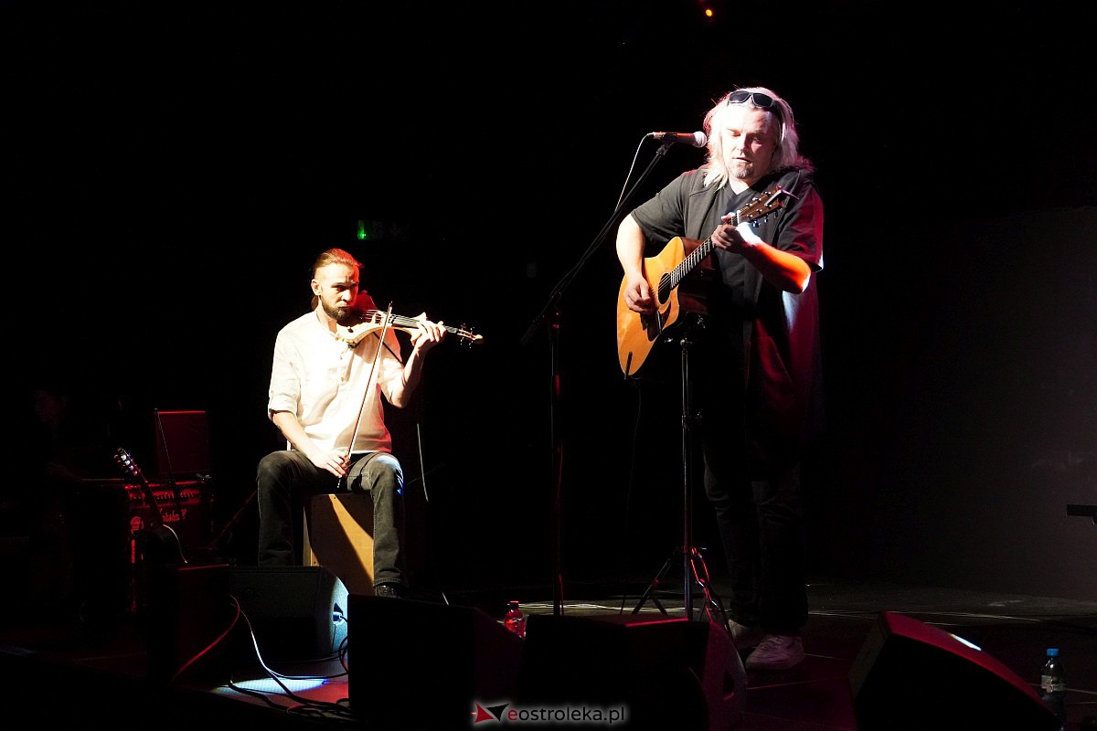 Koncert Wojtka Cugowskiego w Multimedialnym Centrum Natura [21.11.2023] - zdjęcie #15 - eOstroleka.pl