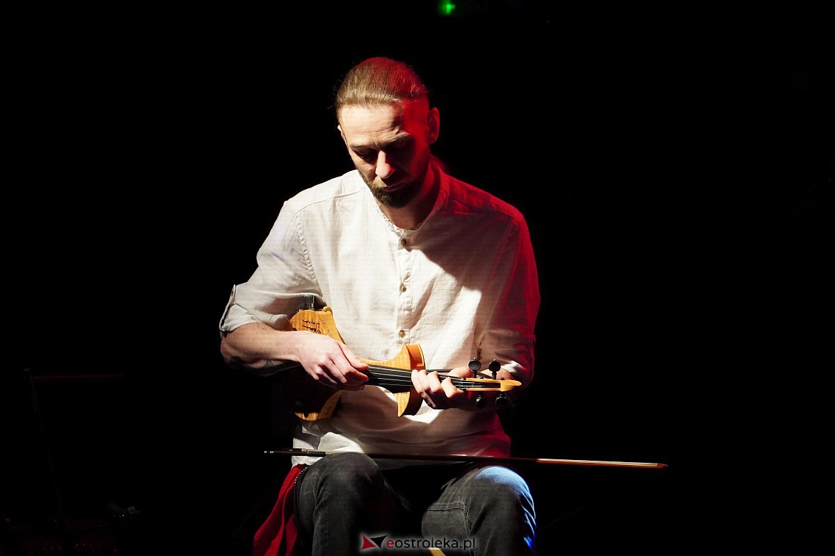 Koncert Wojtka Cugowskiego w Multimedialnym Centrum Natura [21.11.2023] - zdjęcie #14 - eOstroleka.pl