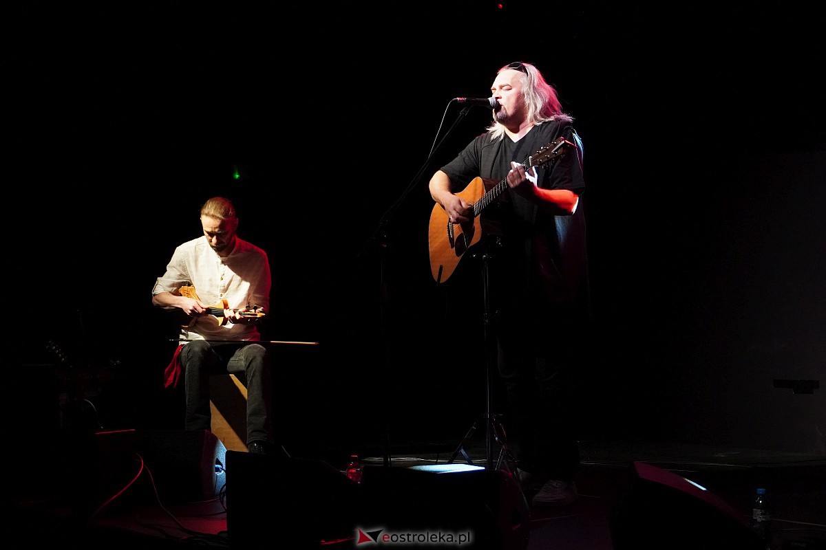 Koncert Wojtka Cugowskiego w Multimedialnym Centrum Natura [21.11.2023] - zdjęcie #12 - eOstroleka.pl