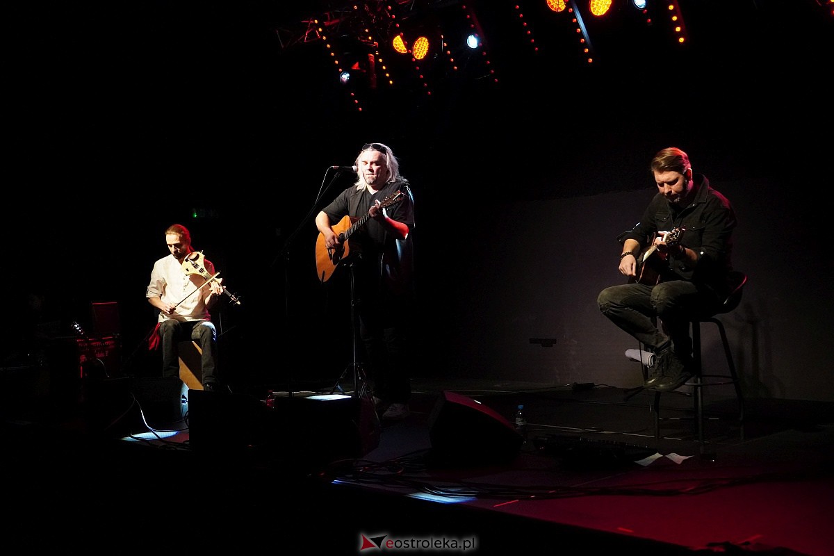 Koncert Wojtka Cugowskiego w Multimedialnym Centrum Natura [21.11.2023] - zdjęcie #10 - eOstroleka.pl