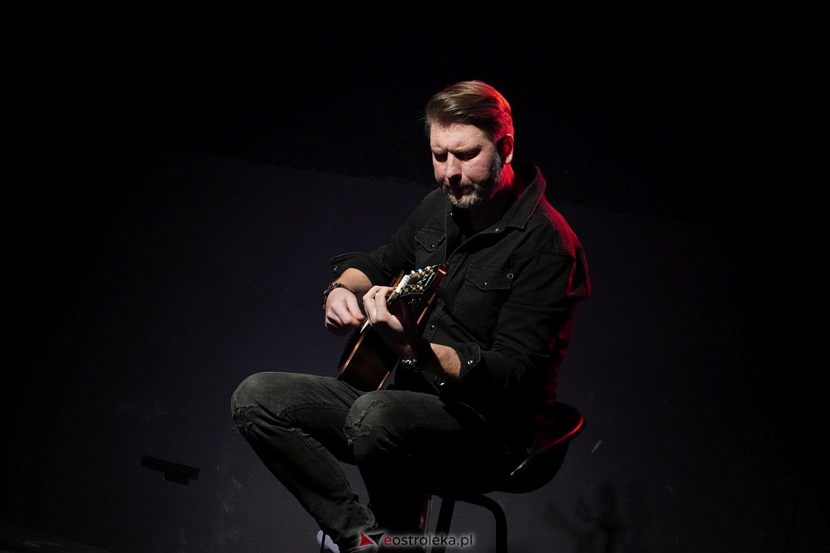 Koncert Wojtka Cugowskiego w Multimedialnym Centrum Natura [21.11.2023] - zdjęcie #9 - eOstroleka.pl