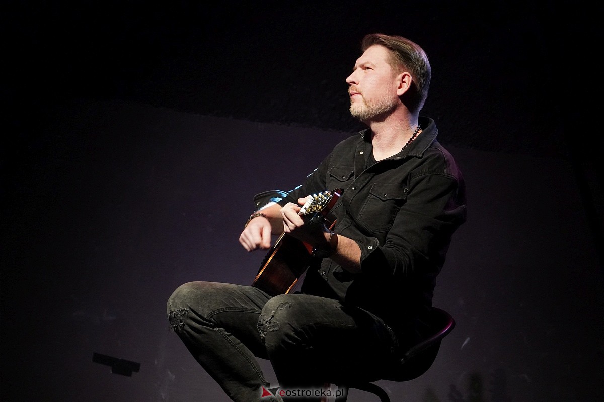 Koncert Wojtka Cugowskiego w Multimedialnym Centrum Natura [21.11.2023] - zdjęcie #7 - eOstroleka.pl