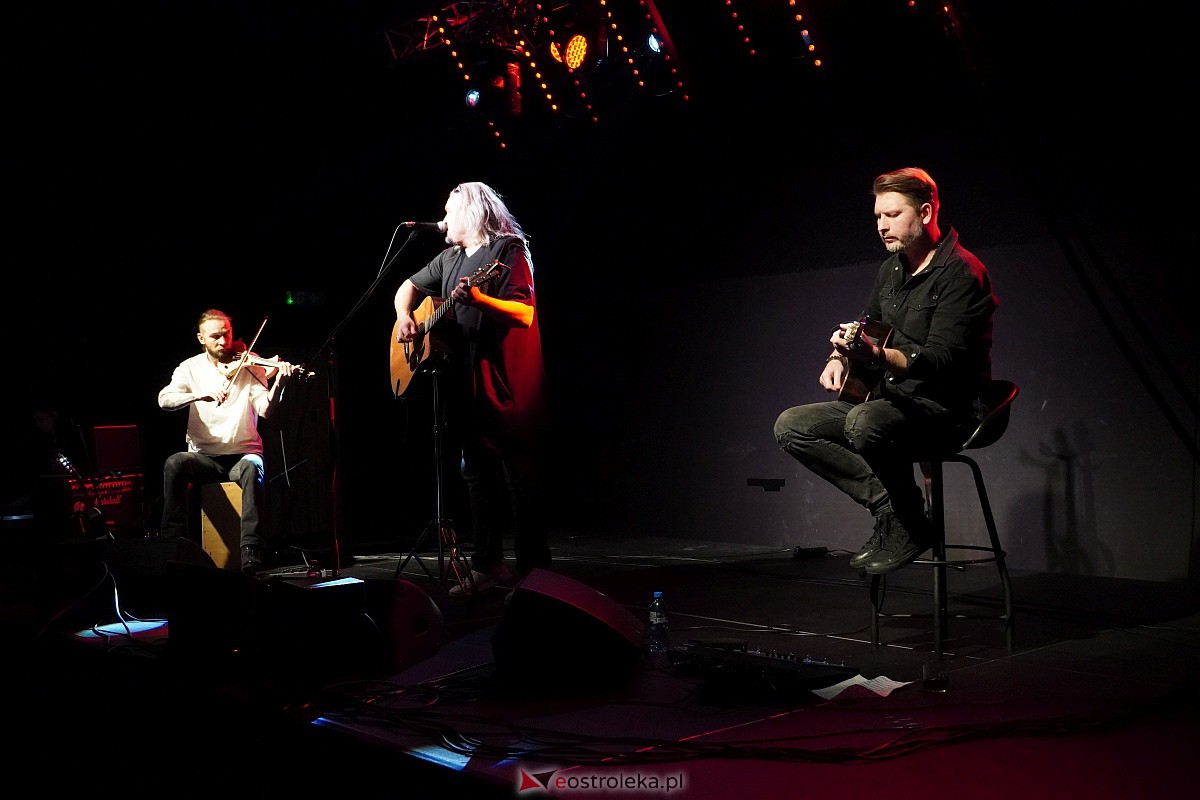 Koncert Wojtka Cugowskiego w Multimedialnym Centrum Natura [21.11.2023] - zdjęcie #6 - eOstroleka.pl