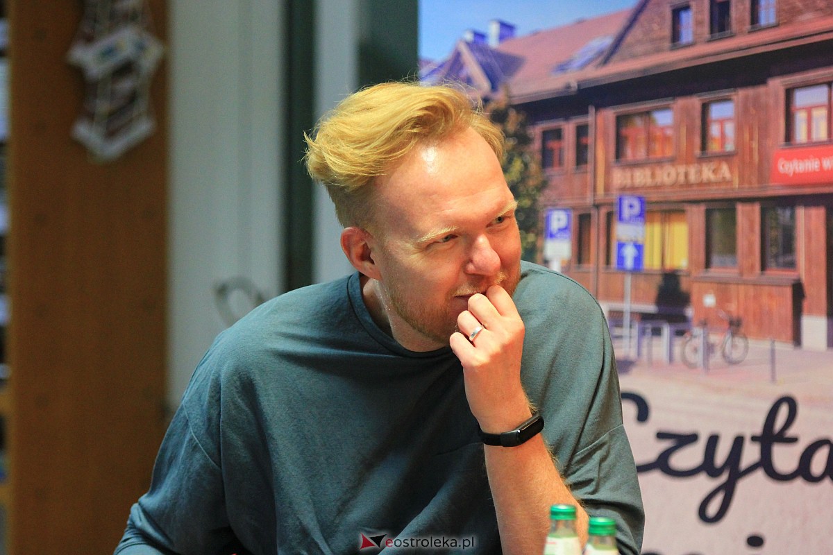Spotkanie z Adamem Konowalskim, aktorem i psychoterapeutą [21.11.2023] - zdjęcie #10 - eOstroleka.pl