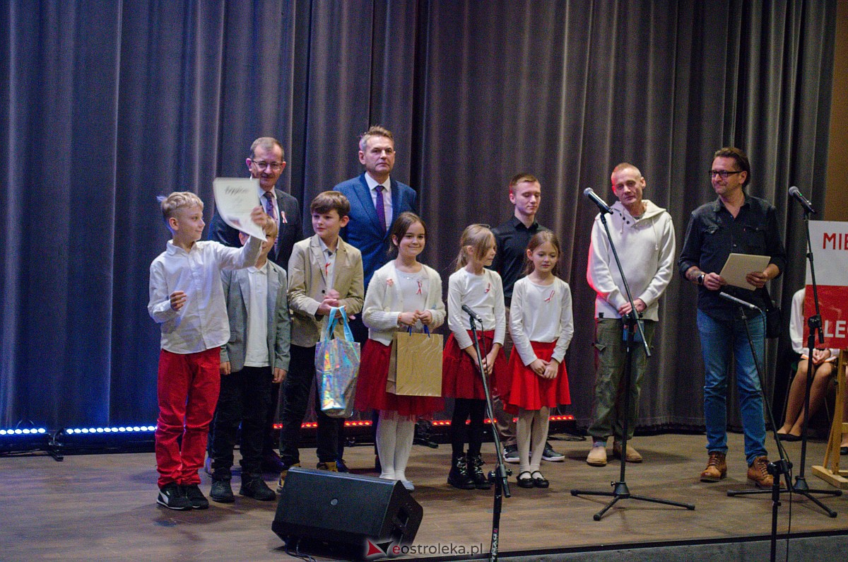III Międzyszkolny Konkurs Piosenki Legionowej [23.11.2023] - zdjęcie #8 - eOstroleka.pl