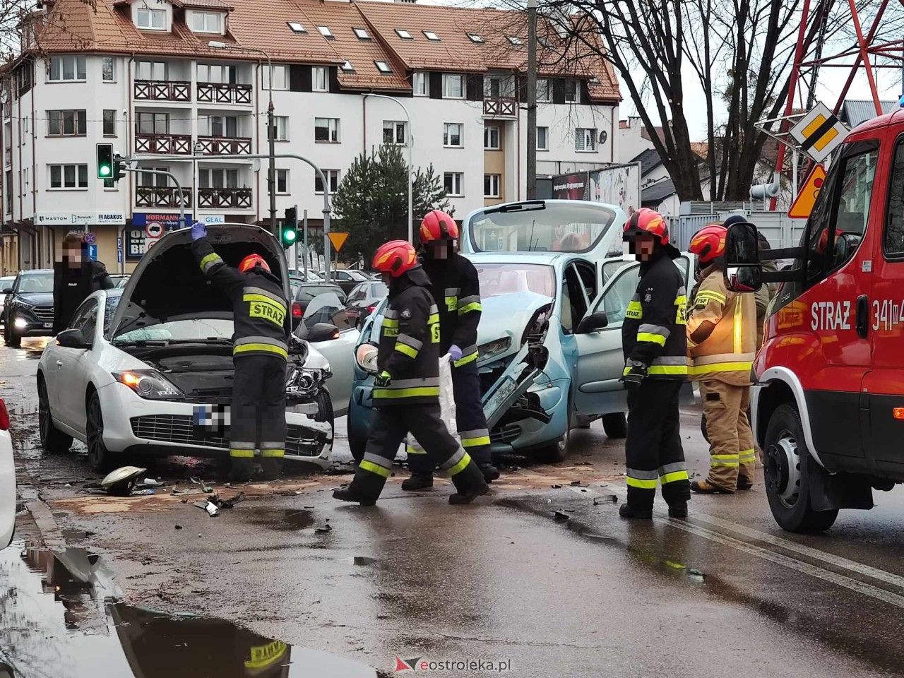 Kolizja przy Fieldorfa Nila [25.11.2023] - zdjęcie #13 - eOstroleka.pl