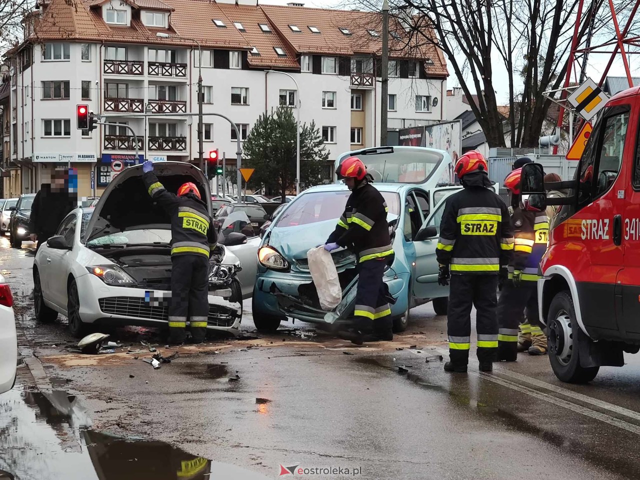 Kolizja przy Fieldorfa Nila [25.11.2023] - zdjęcie #7 - eOstroleka.pl