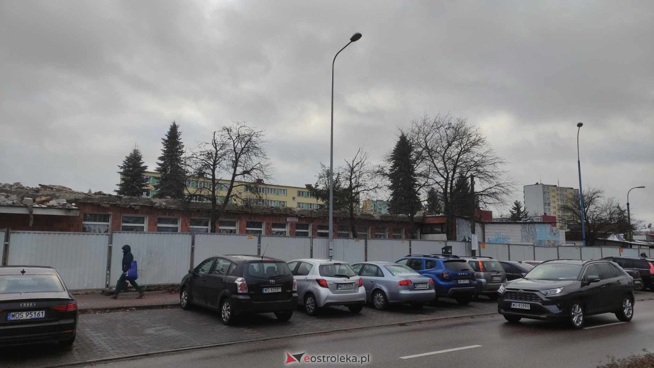 Rozbiórka starego basenu na ukończeniu [25.11.2023] - zdjęcie #17 - eOstroleka.pl