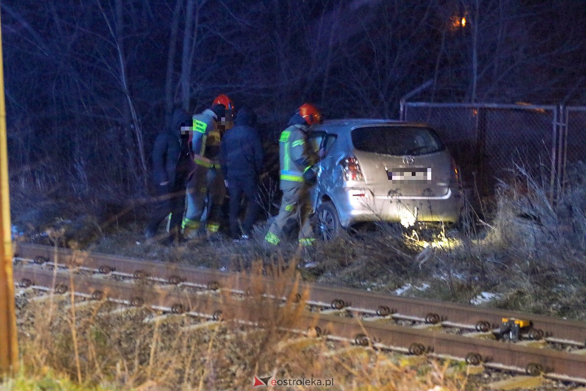 Wypadek na osiedlu Stacja w Ostrołęce [26.11.2023] - zdjęcie #13 - eOstroleka.pl