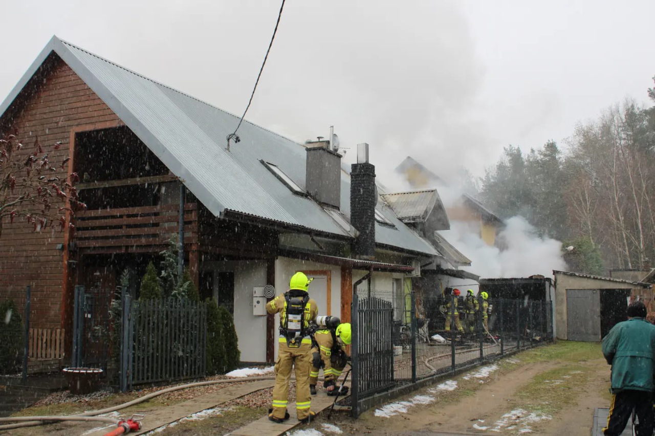 Siedem jednostek strażackich uratowało budynek mieszkalny w Ostrołęce [25.11.2023] - zdjęcie #12 - eOstroleka.pl