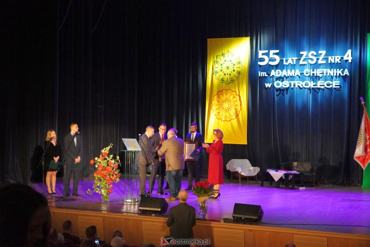 Uroczystość 55-lecia Zespołu Szkół Zawodowych Nr 4 im. Adama Chętnika w Ostrołęce [27.11.2023] - zdjęcie #14 - eOstroleka.pl