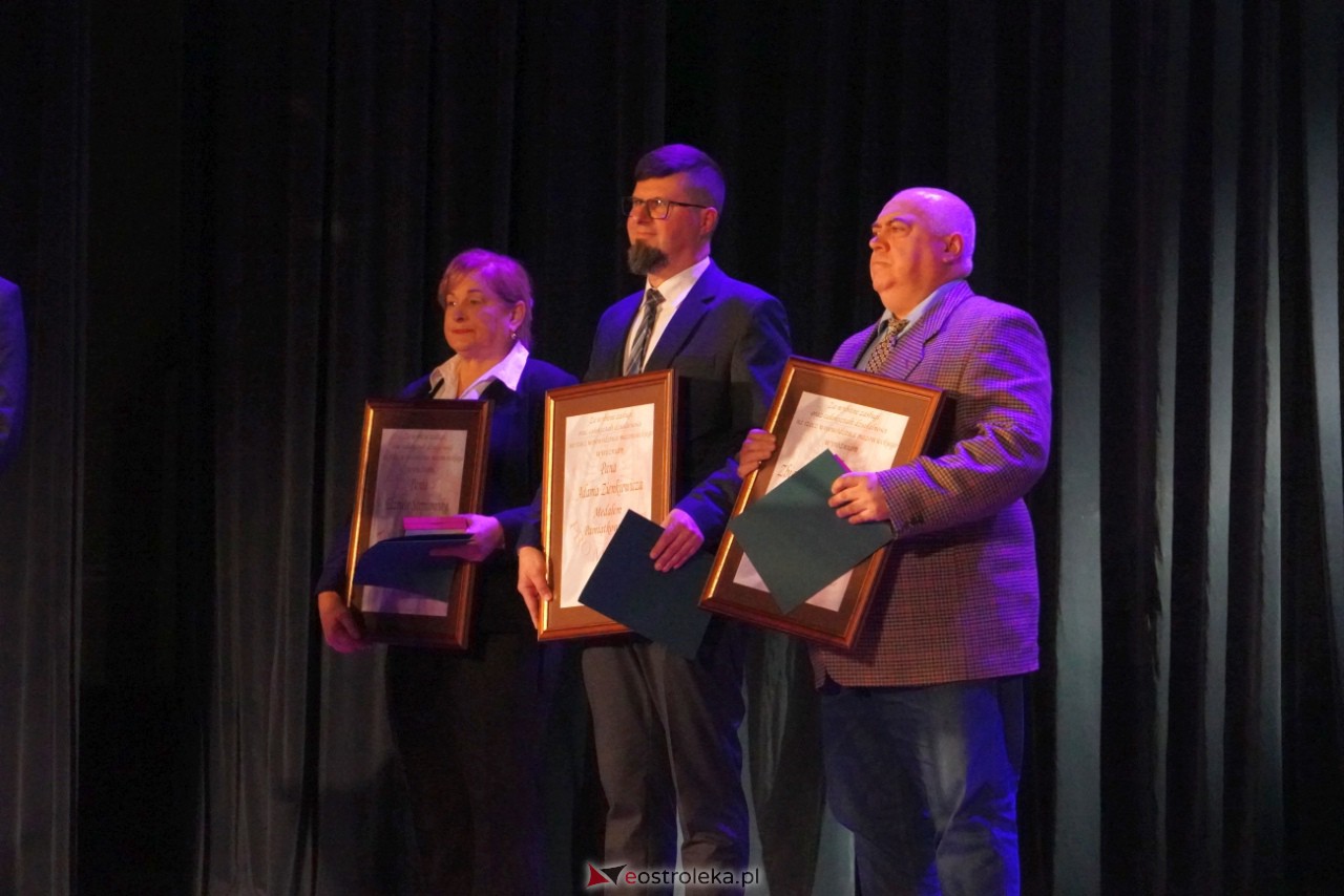 Uroczystość 55-lecia Zespołu Szkół Zawodowych Nr 4 im. Adama Chętnika w Ostrołęce [27.11.2023] - zdjęcie #13 - eOstroleka.pl