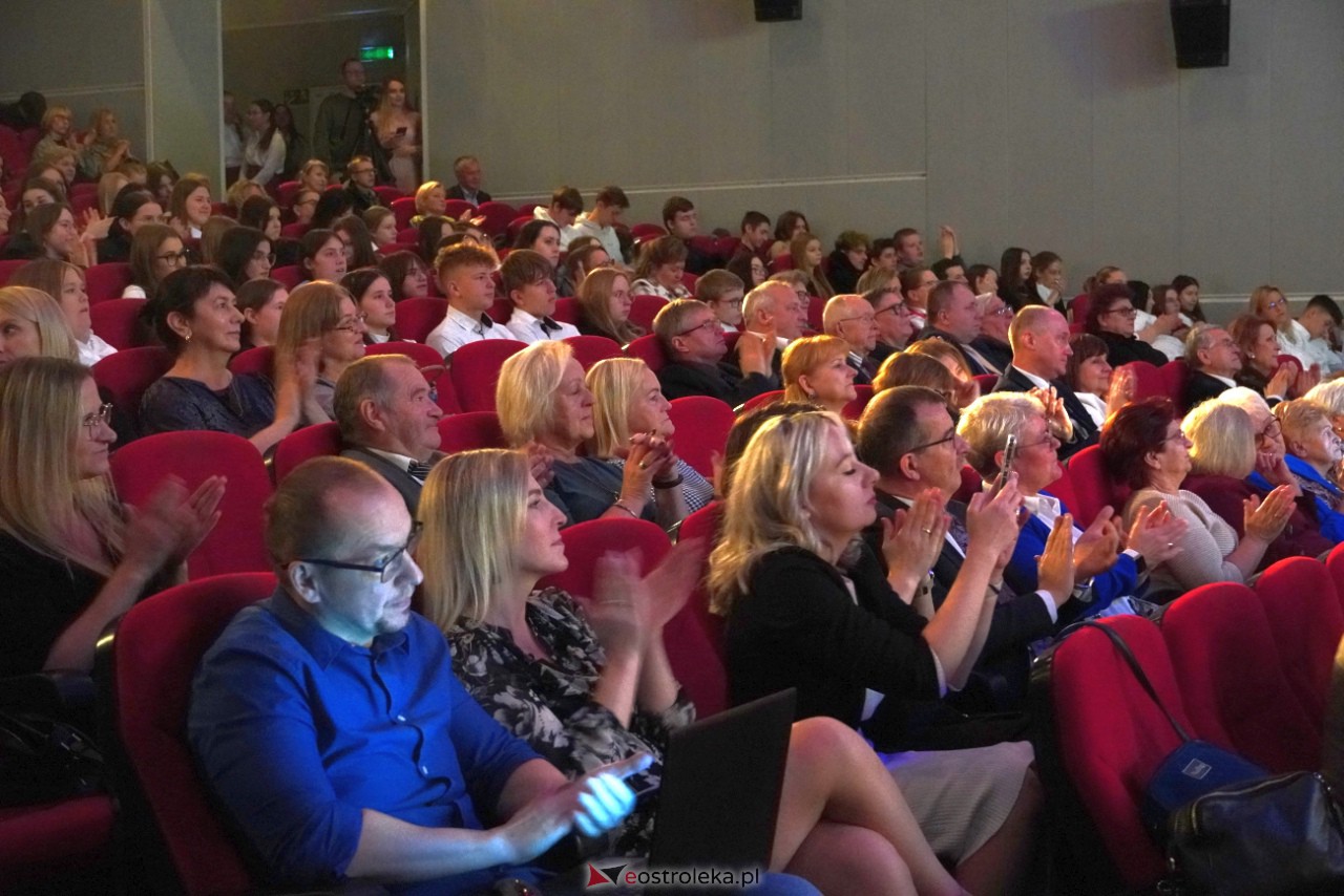 Uroczystość 55-lecia Zespołu Szkół Zawodowych Nr 4 im. Adama Chętnika w Ostrołęce [27.11.2023] - zdjęcie #6 - eOstroleka.pl