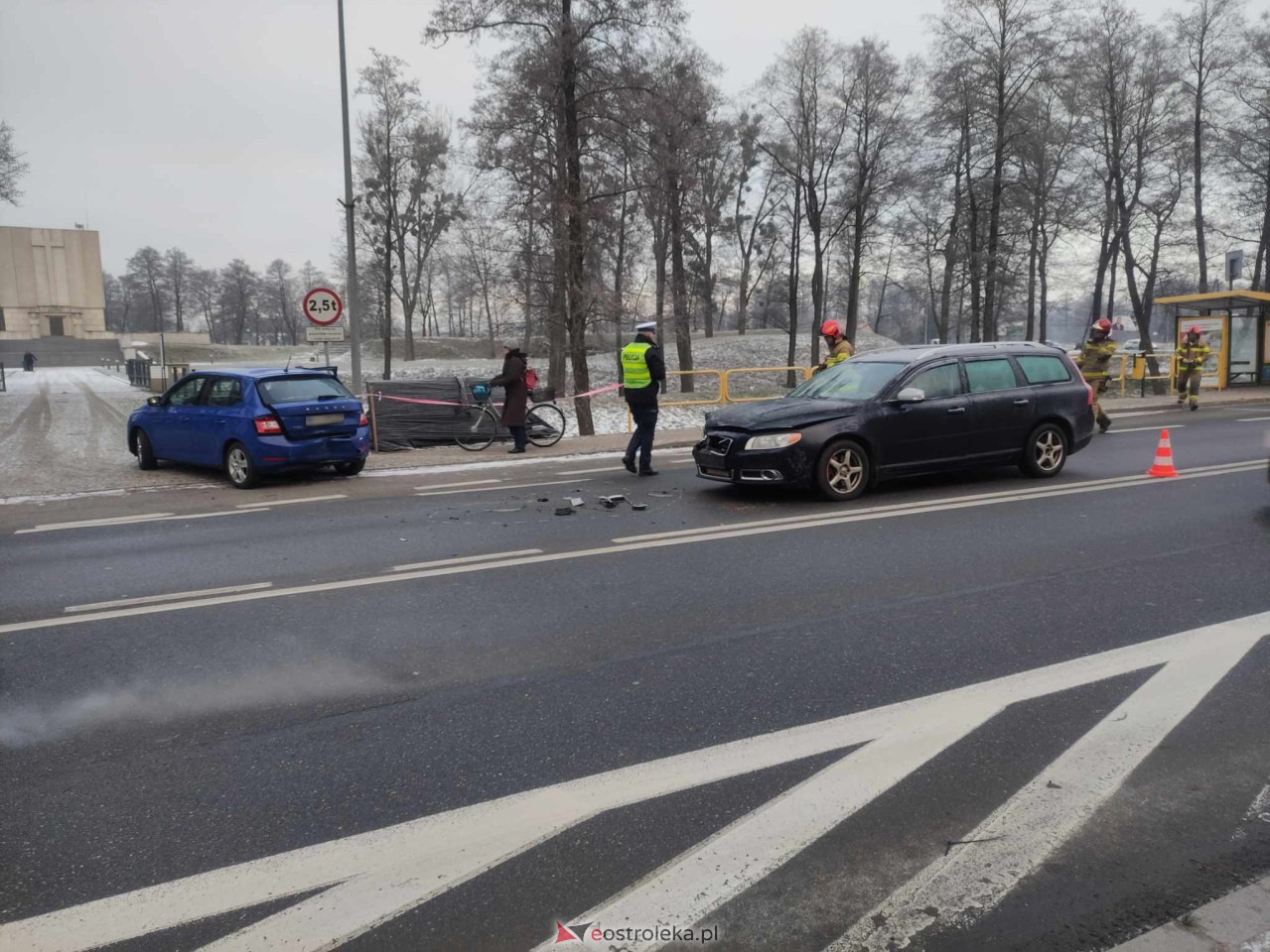 Wypadek na Warszawskiej w Ostrołęce [28.11.2023] - zdjęcie #12 - eOstroleka.pl