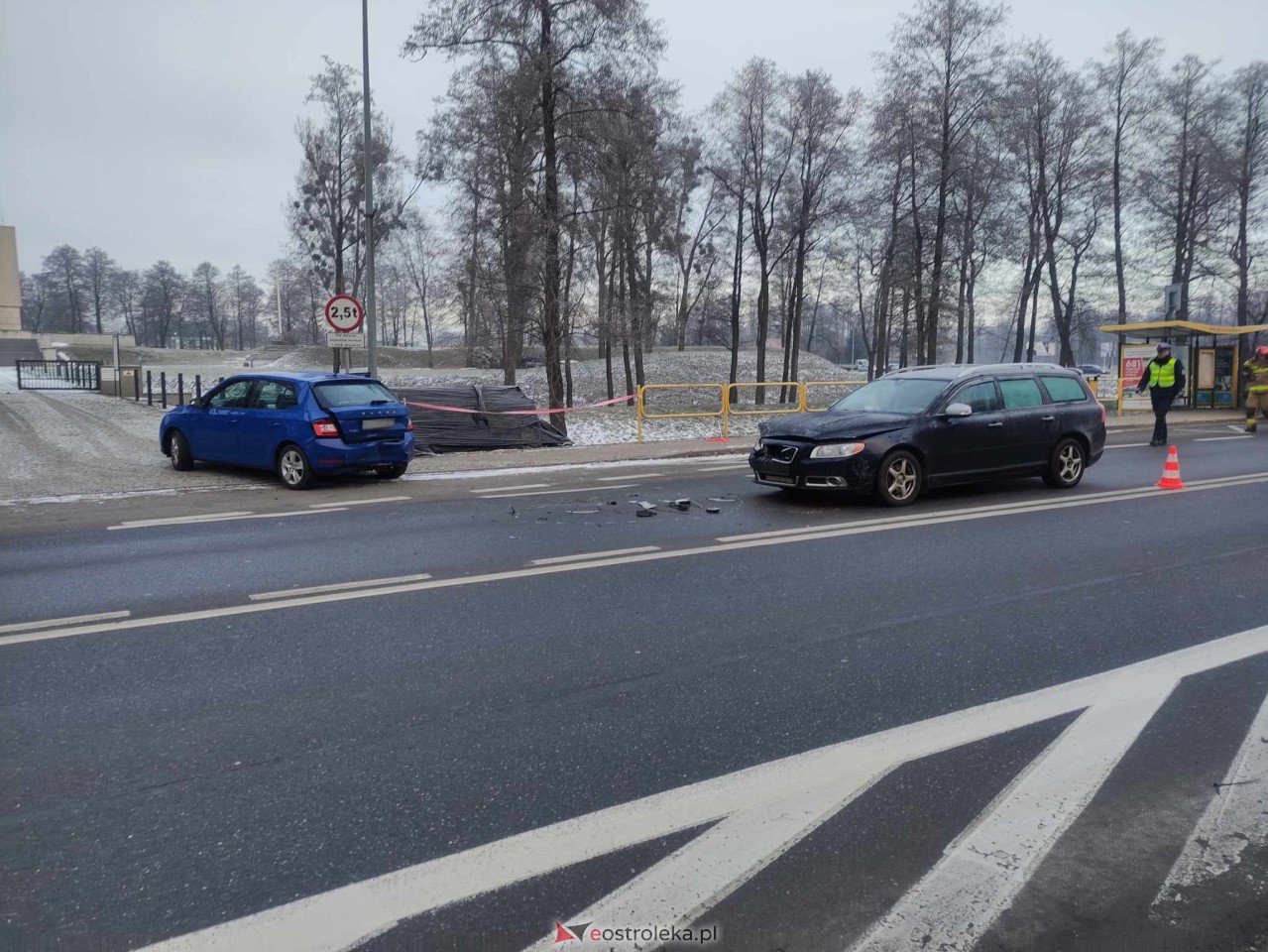 Wypadek na Warszawskiej w Ostrołęce [28.11.2023] - zdjęcie #10 - eOstroleka.pl