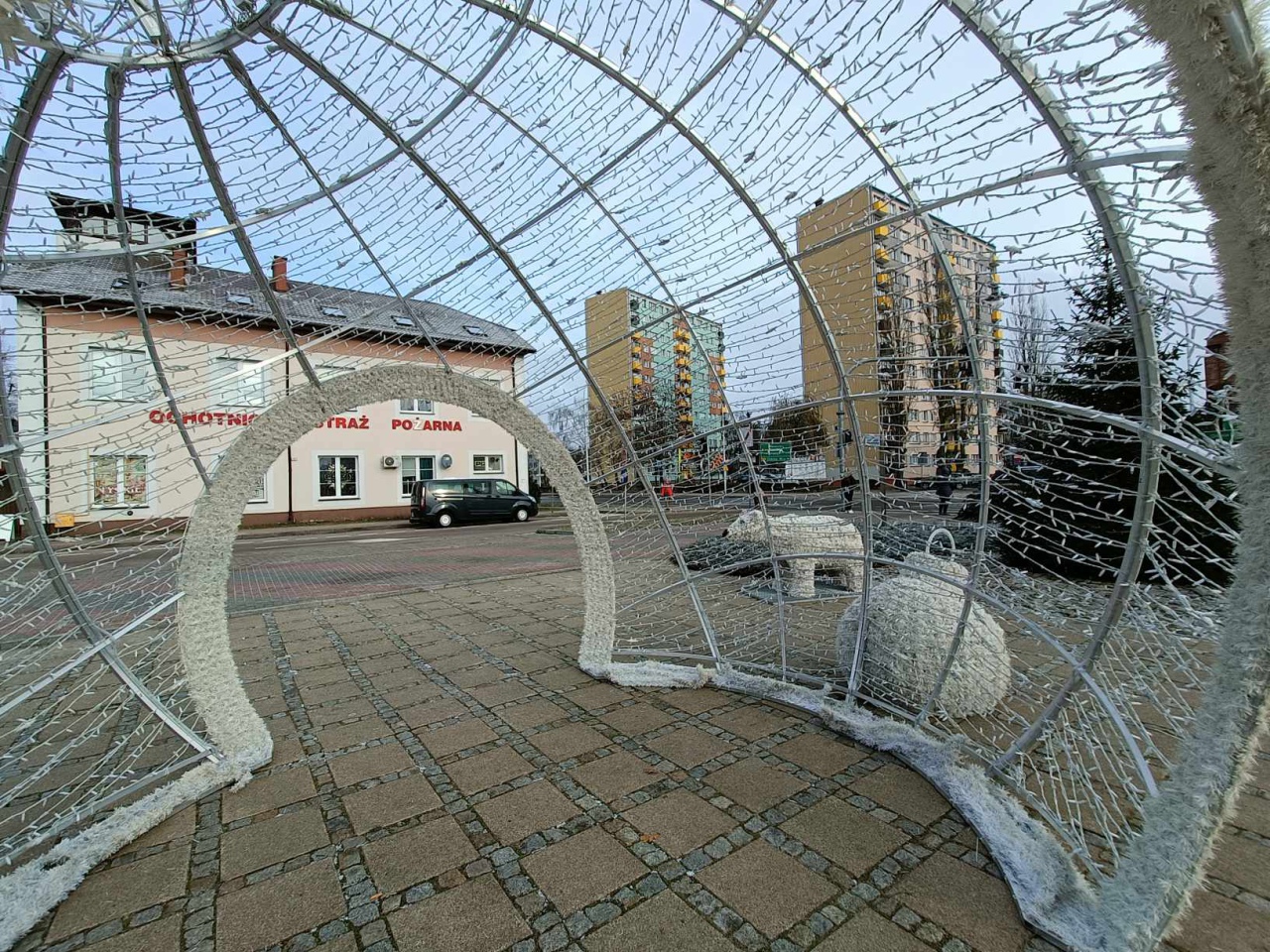 Ostrołęka w świątecznym klimacie. Trwa montaż ozdób i oświetlenia [28.11.2023] - zdjęcie #6 - eOstroleka.pl